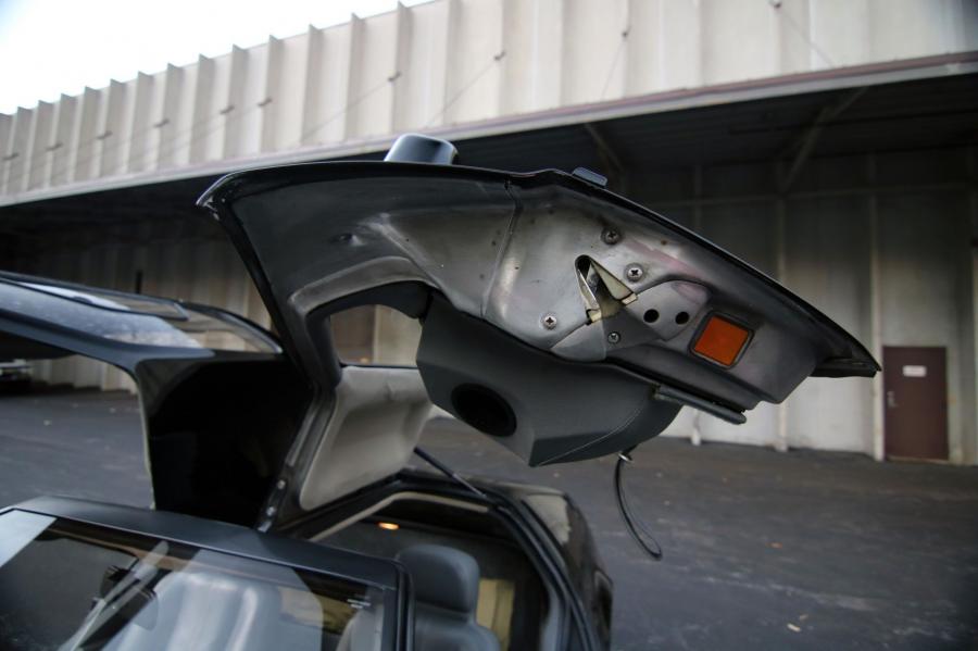 Детали экстерьера DeLorean DMC-12 in Black 1981 года  (фото 117 из 207)